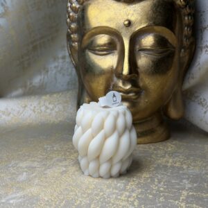 Väike lehetekstuuriga küünal